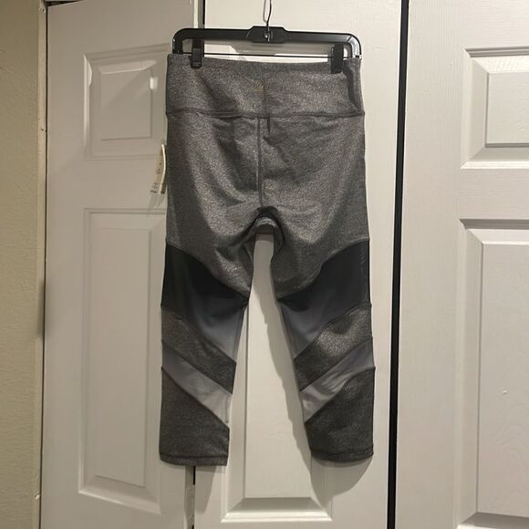 NWT C&C California Gray Capri Pants, Size Large - Picture 5 of 7